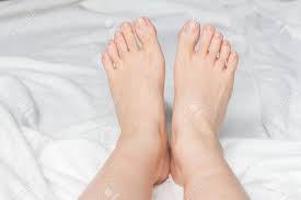 Junge Frau, Die Nackten Füße Auf Weißen Decke Lizenzfreie Fotos, Bilder Und  Stock Fotografie. Image 63369519.