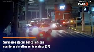 Em ambas as ocasiões, foram feitos reféns, explosivos foram utilizados, a cidade foi cercada e os bandidos estavam portando armamento de grosso. Hojlhb9zyq0jum