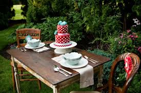 Vintage Deko Lasst Den Garten Charmanter Und Weiblicher Erscheinen Dekoration Ideen 2018 In 2020 Vintage Deko Diy Gartendekoration Deko