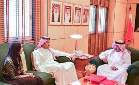 ووفقا لصحيفة سبق، صدر عن الديوان الملكي اليوم البيان التالي. ÙˆØ²ÙŠØ± Ø§Ù„Ø¯ÙŠÙˆØ§Ù† Ø§Ù„Ù…Ù„ÙƒÙŠ ÙŠØªØ³Ù„ Ù… Ø±Ø³Ø§Ø¦Ù„ Ø£ÙƒØ§Ø¯ÙŠÙ…ÙŠØ© Ù…Ù† Ù…ÙˆØ¸ÙÙŠ Ø§Ù„Ø¯ÙŠÙˆØ§Ù† ØµØ­ÙŠÙØ© Ø§Ù„ÙˆØ·Ù†