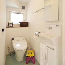 階段下のトイレ 高さも問題ないしよく採用する間取りです スペースの有効活用です 単純に窓台を集成材にするだけで少し雰囲気がよくなりますね 注文住宅 新築 家 マイホーム 住宅 トイレ 階段下 ハウスデザイン 窓台 ハウス