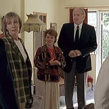 * 21.april 1926 als elizabeth alexandra mary in mayfair, london) aus dem haus windsor ist seit 1952 königin des vereinigten königreichs großbritannien und nordirland sowie in personalunion von 15 weiteren, als commonwealth realms bezeichneten souveränen staaten, einschließlich deren territorien und abhängigen gebieten, nämlich: Imelda Staunton Portrait Kino De