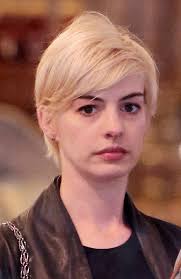 Hathaway changed up her hair for her latest movie, a thriller called serenity, and while the film itself looks dark and mysterious, her sunny blonde shade is anything but. Anne Hathaway S Blonde Weekend Lainey Gossip Entertainment Update