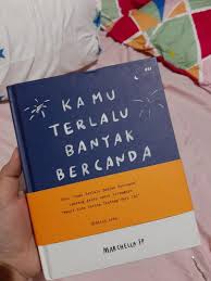 Film ini diadaptasi dari novel berjudul sama karya marchella fp dan akan dibintangi oleh rachel amanda, ardhito pramono, dan wafda saifan. Kamu Terlalu Banyak Bercanda Buku Ktbb Buku Alat Tulis Buku Di Carousell