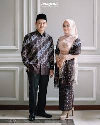 Namun saat ini blus wanita modern dengan bahan chiffon maupun batik juga mudah ditemukan. 67 Couple Sarimbit Ideas Kebaya Kebaya Dress Model Kebaya