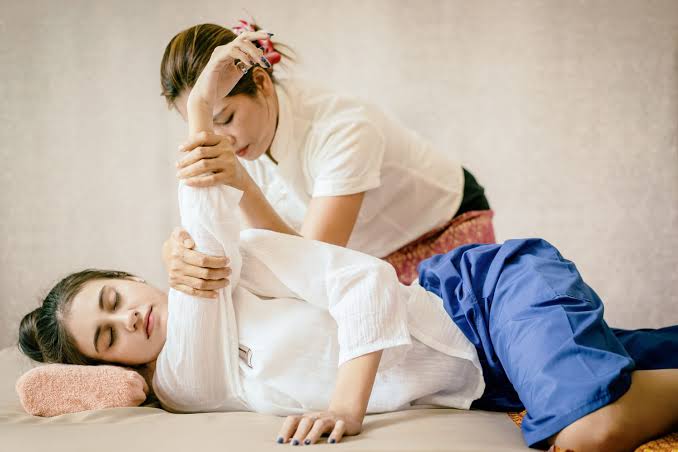 Séance de Shiatsu japonais sur futon