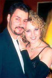 1) is a tribute album released in 2014 to the late turkish singer kayahan açar.it was recorded by numerous artists, including tarkan, sezen aksu, sıla, nilüfer, gülşen, ajda pekkan, mustafa ceceli, and emre aydın, among others. Kayahan In Evlilikleri Ilk Esi Kimdi Internet Haber