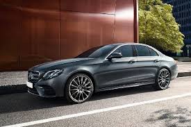 Las líneas suaves, la silueta deportiva y el aspecto propio del sedán reflejan su estatus de vehículo premium. Mercedes Benz E Class Saloon 2021 Interior Exterior Images E Class Saloon 2021 Photo Gallery Oto