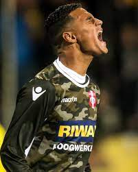 Da cruz was scouted aged 10 by ajax at local side bas in biddinghuizen2 and also played in the youth teams of almere city and fc twente. Alessio Da Cruz