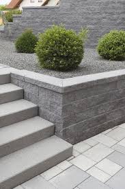 Harmonische Gesamtgestaltung Der Aussenanlage Mit Farblich Abgestimmten Betonprodukten Die York Mauer Als Stutzmauersystem Mit Kiesbeet Vorgarten Ideen Garten