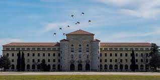 L'école de l'air est une école militaire qui forme des officiers de l'armée de l'air française. Ecole De L Air Photos Facebook