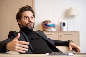 Hierna behaalde hij een master in rechten aan de ulb. Groenen In De Gordijnen Nadat Georges Louis Bouchez Liefde Voor Wagen Bezingt Wat Een Minachting Binnenland Hln Be