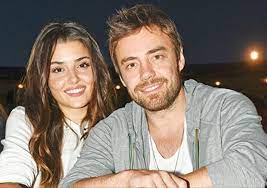Dunyanin butun kizilderilileri yenilir, spartakus kaybeder, gun batarken sararir, kuslar doner, sadri alisik denilen hergele, her filminde aglardi. Murat Dalkilic Tan Hande Ercel E Romantik Surpriz