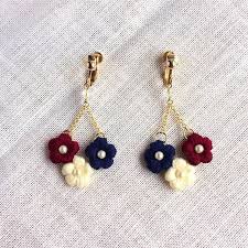 こんばんは 今日はぷっくりお花のイヤリング 揺れる小花トリコロール の紹介です 3本の刺繍糸を使ってかぎ編みでぷっくりなるようにお花を作ってます 色をトリコロールカラーにして大人っ crochet jewelry patterns crochet jewelry necklace crochet jewelry