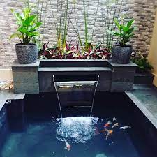 Aksesoris wajib seperti batu alam, pepohonan berukuran sedang yang rindang, hingga air mancur sederhana bisa menciptakan suasana belakang rumah yang serba segar. Tukang Kolam Minimalis Ikan Koi Di Karanganyar Sanggar Pangestu Arela Grup Layanan Jasa Terbaik Dan Terpercaya Desain Beserta Pembuatan Taman