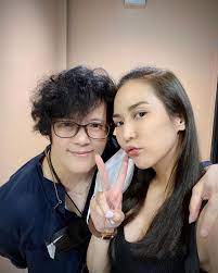 ออกมาชี้แจงกลับทันที สำหรับอดีตผู้จัดการส่วนตัวของนางเอกสาว จั๊กจั่น อคัมย์สิริ สุวรรณศุข ที่กำลังขึ้นแท่นว่าที่เจ้าสาว เตรียมแต่งงาน. Tbomuhs3sfzywm