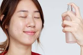 出門沒化底妝，感覺像是裸體！」每季花上萬買粉底，當紅YOUTUBER鄭雅勻，大熱天仍不脫妝技巧揭露。