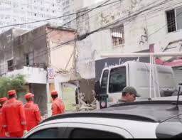 Laje desaba e deixa vítima presa sob escombros no Centro do Recife