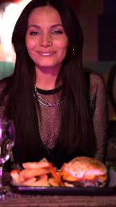 ¿Reservás mesa en BUICK?, 🍕 Te venís tranqui con tus amigos, 🥂 Comés,  tomás algo rico, 🪩 Y a la 1 AM… modo fiesta activado, DJ en vivo, tragos y  promos., 🎉 El plan completo arranca temprano, 📍Laprida ...