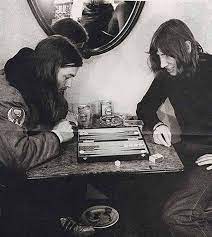 What kind of bass did roger waters play? David Gilmour Fan On Twitter In The 1970s Backgammon Was A Popular Pastime For The Floyd As You Can See David Gilmour And Roger Waters Playing Https T Co Tfb6kmsfyc