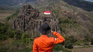 Begitu banyak saya lihat dari berbagai media sosial tentang upacara pengibaran bendera di atas gunung ini. Bendera Merah Putih Dikibarkan Di Puncak Bukit Sepikul Sukoharjo