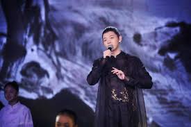In 2015, cai starred alongside vincent zhao in the war drama hero doesn't shed tears. éœå°Šå'Œå•èº«å¦ˆå¦ˆæ‹å©šçº±ç…§ æ¯å­æƒ…æ·±å´åˆ«ç½'å‹åæ§½ æ¬£èµä¸äº† é›ªèŠ±æ–°é—»
