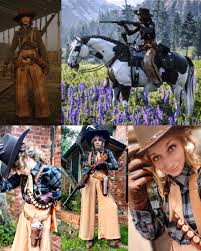 I usually dress in my favorite outfit in RDO for Halloween 💀 I try to  upgrade it a little bit every year... and Im still trying to figure out  how to easily
