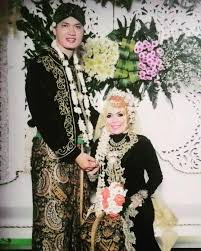 Lantas, kebaya seperti apa untuk pengantin yang syar'i itu? Pin Di Rias Pengantin Jawa Muslim Dan Modern