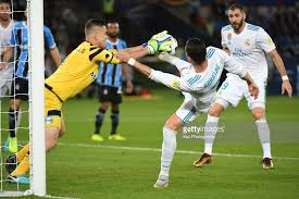 Aqui no odds shark, você irá encontrar o melhor conteúdo esportivo, com guias passo a passo para iniciantes sobre como fazer sua aposta, estratégias de apostas avançadas, dicas de gestão de banca, explicações sobre mercados e prognósticos dos jogos. Cristiano Ronaldo Of Real Madrid Cf Compete For The Ball With Marcelo Grohe Of Gremio Fbpa On December 16 2017 In Abu Dhabi United Futbol Galaxia Tricolores