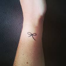 Hình xăm cho nữ sau gáy với họa tiết đơn giản với một màu xám duy nhất đã tạo nên sự tinh tế trong bức hình xăm hoa hồng dưới đây. 40 Hinh XÄƒm Nhá» Ä'áº¹p Cho Ná»¯ Ca Tinh Va Ä'á»™c Ä'ao Chibi