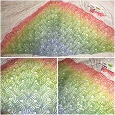 Finden sie hochwertige lizenzfreie vektorgrafiken, die sie anderswo vergeblich suchen. Tuch Stricken Pfauenfedern Motiv Bobbel