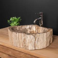 Salle de bain moderne et simple avec son miroir sur plan avec lavabo suspendu, sa baignoire standard et son revêtement mural de couleur beige crème. Double Vasques De Salle De Bain En Bois Petrifie Fossilise Marron Et Beige L 42 Cm