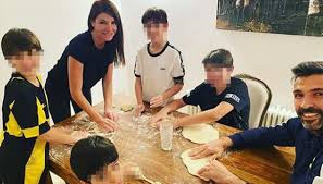 A 41 anni gianluigi buffon, per tutti gigi, torna in bianconero dopo una stagione al psg, con un contratto di un anno a circa due milioni di euro a stagione, bonus esclusi. Ilaria D Amico Sulla Bestemmia Di Buffon Ilaria D Amico Gianluigi Buffon Amore E Figli Le Foto Piu Belle Virgilio Sport