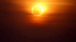 Eine irdische sonnenfinsternis oder eklipse ist ein astronomisches ereignis, bei dem die sonne von der erde aus gesehen durch den mond teilweise oder ganz verdeckt wird. Ringformige Sonnenfinsternis Erklarung