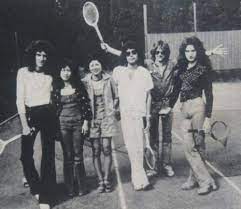 Vintage Photos Of Freddie Mercury Queen Playing Tennis In Bellbottoms Dangerous Minds Freddie Mercury Queen Queen Band