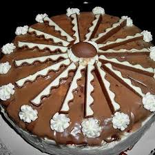 Rezept Fur Cremige Kinderschokoladentorte Mit Sahne Schicht Rezept Schokoladen Torte Susse Kuchen Lebensmittel Essen