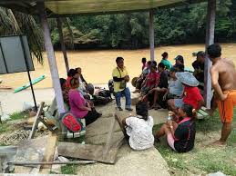 Betapapun menderita orang melihat, lebih menderita orang yang mengalami (kesusahan dan sebagainya). Borneo Berat Mata Memandang Berat Lagi Bahu Memikul Facebook