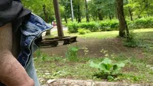 ПАРЕНЬ ДРОЧИТ В ПАРКЕ НА МАССАЖНОЙ ДОРОЖКЕ