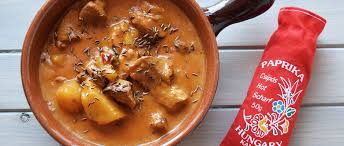 Cosa serve per circa 1 kg di gulash 1 litro di brodo di carne 500 grammi di patate 1 spicchio di aglio 1 carota 400 grammi di cipolle 50 grammi di burro (strutto nella ricetta originale) 1 cucchiaio di cumino in polvere 1. Ungheria Archivi Beatitudini In Cucina