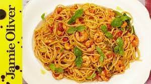 Une recette facile qui plaît toujours autant. Prawn Linguine Jamie S 15 Minute Meals 2012 Youtube