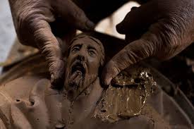 Αποτέλεσμα εικόνας για Ο γλύπτης που φτιάχνει αρχαίους Έλληνες θεούς από πηλό