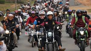 Hal tersebut diketahui dari unggahan kanal supir ustadz di youtube. Potret Ustaz Abdul Somad Tunggangi Moge Usai Salat Subuh
