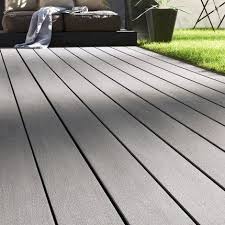 une terrasse elegante amenagee tout en sobriete terrasse bois composite terrasse bois revetement terrasse
