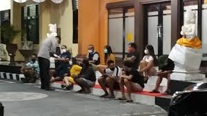 See full list on penerbitdeepublish.com Terciduk Didalam Cafe 12 Orang Diamankan Dalam Operasi Ppkm Darurat Www Dewatapos Com