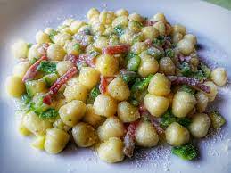 Un'idea deliziosa da portare in tavola per questo periodo di caldo; Chicche Di Patate Con Zucchine E Speck Pentole Pennelli