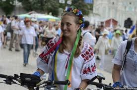 Произошло это в 2006 году, когда она была студенткой факультета истории черновицкого национального университета. V Ukraine Otmechayut Den Vyshivanki