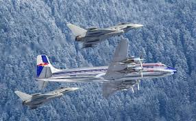 The flying bulls are a bunch of aviation enthusiasts with a great passion for rare historical aeroplanes and helicopters. Spektakulare Sideacts Der Flying Bulls