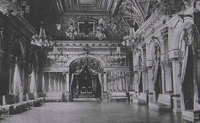 Cred că această încăpere al cel mai frumos plafon. Palatul Regal Din BucureÈ™ti EleganÈ›Äƒ È™i Monarhie