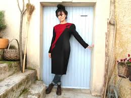 La mode des années 80 est celle de toutes les folies ou les surenchères, peu importe tant que l'audace est là ! Robe En Laine Noire Et Rouge Mode Annees 80 Taille M L Etsy