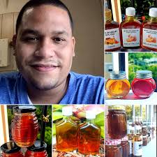 El joven Lemuel López, de 31 años y natural de Jayuya, Puerto Rico, cuenta  con su propio negocio llamado Lemuel Natural Products, donde vende  productos naturales como miel 100% natural, miel roja,